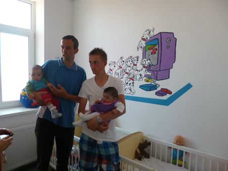 In het ziekenhuis bij 2 achtergelaten baby`s waarvoor Roemeense adoptieouders worden gezocht.