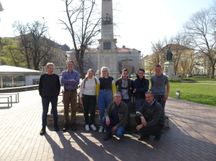 de groep bij het monument van Machiel de Ruijter in Debrecen, Hongarije.